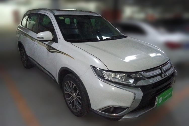 Used Mitsubishi Outlander 2017 2.0L Two-Wheel Drive Glory Edition 5 Seats Front Right 45 Deg