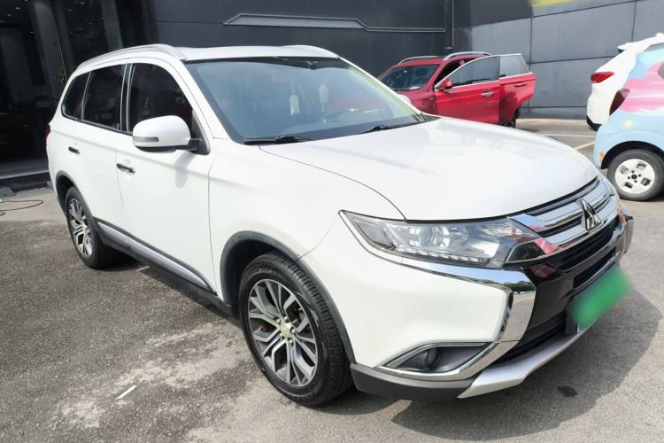 Used Mitsubishi Outlander 2017 2.0L Two-Wheel Drive Glory Edition 5 Seats Front Right 45 Deg