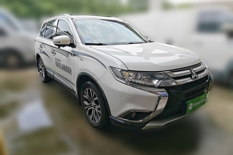 Used Mitsubishi Outlander 2017 2.0L Two-Wheel Drive Glory Edition 5 Seats Front Right 45 Deg
