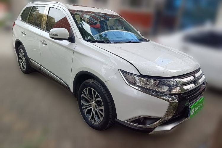 Used Mitsubishi Outlander 2017 2.0L Two-Wheel Drive Glory Edition 5 Seats Front Right 45 Deg