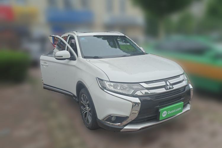 Used Mitsubishi Outlander 2017 2.0L Two-Wheel Drive Glory Edition 5 Seats Front Right 45 Deg