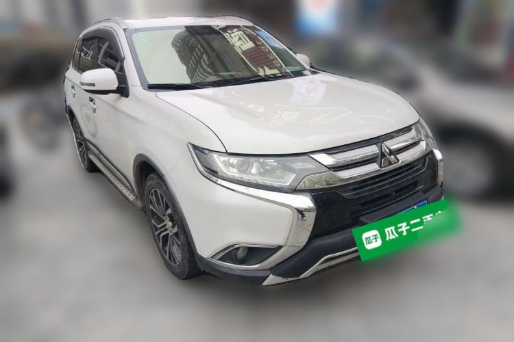 Used Mitsubishi Outlander 2017 2.0L Two-Wheel Drive Glory Edition 5 Seats Front Right 45 Deg