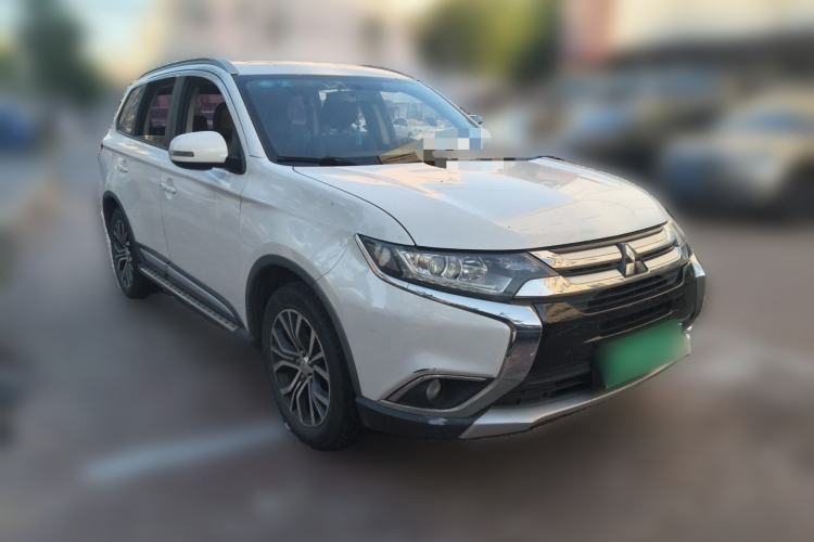 Used Mitsubishi Outlander 2017 2.0L Two-Wheel Drive Glory Edition 5 Seats Front Right 45 Deg