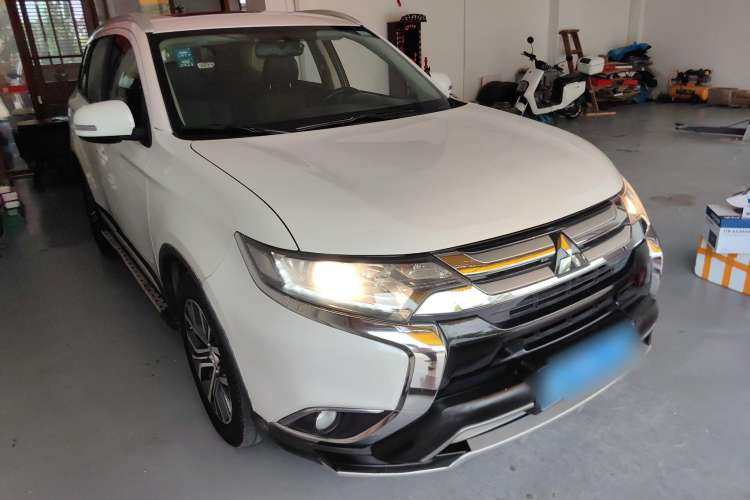 Used Mitsubishi Outlander 2017 2.0L Two-Wheel Drive Glory Edition 5 Seats Front Right 45 Deg