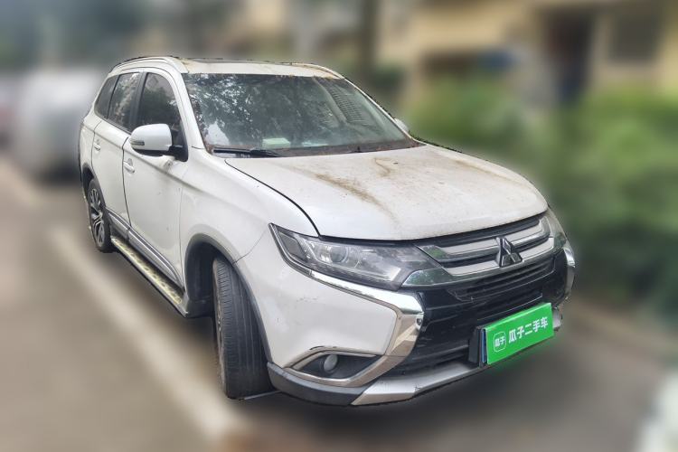 Used Mitsubishi Outlander 2017 2.0L Two-Wheel Drive Glory Edition 5 Seats Front Right 45 Deg