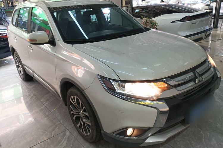Used Mitsubishi Outlander 2017 2.0L Two-Wheel Drive Glory Edition 5 Seats Front Right 45 Deg