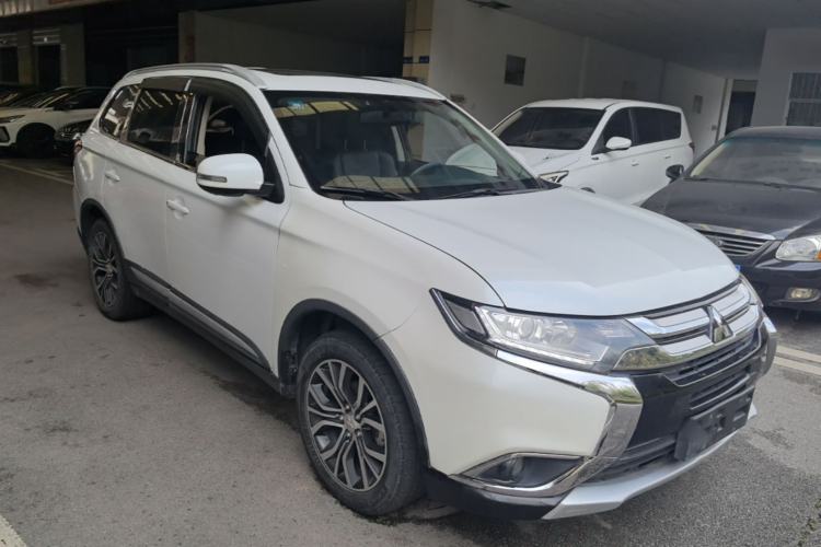 Used Mitsubishi Outlander 2017 2.0L Two-Wheel Drive Glory Edition 5 Seats Front Right 45 Deg