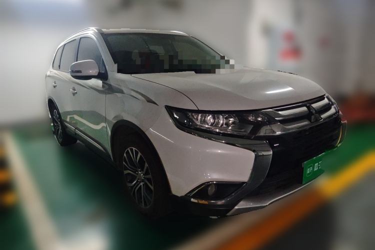 Used Mitsubishi Outlander 2017 2.0L Two-Wheel Drive Glory Edition 5 Seats Front Right 45 Deg