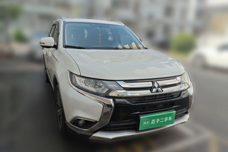 Used Mitsubishi Outlander 2017 2.0L Two-Wheel Drive Glory Edition 5 Seats Front Right 45 Deg