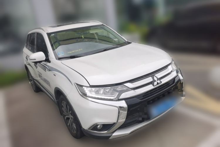 Used Mitsubishi Outlander 2017 2.0L Two-Wheel Drive Glory Edition 5 Seats Front Right 45 Deg