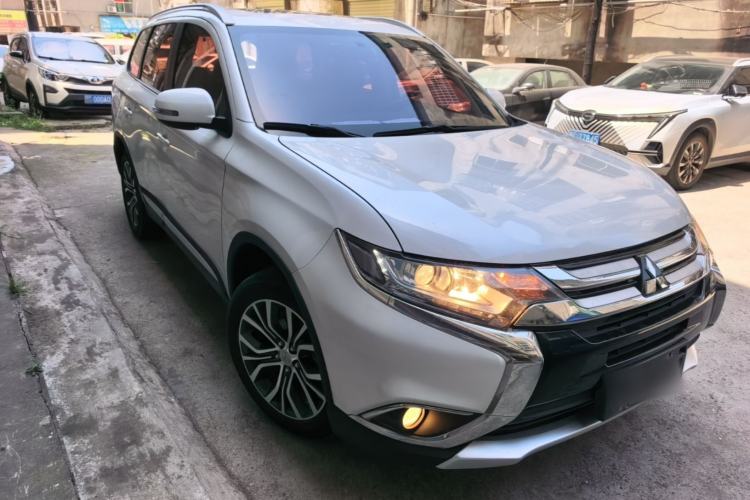 Used Mitsubishi Outlander 2017 2.0L Two-Wheel Drive Glory Edition 5 Seats Front Right 45 Deg