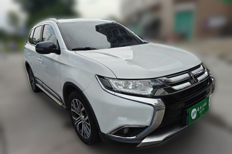 Used Mitsubishi Outlander 2017 2.0L Two-Wheel Drive Glory Edition 5 Seats Front Right 45 Deg