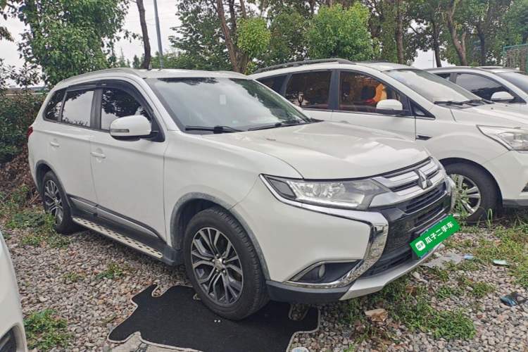 Used Mitsubishi Outlander 2017 2.0L Two-Wheel Drive Glory Edition 5 Seats Front Right 45 Deg