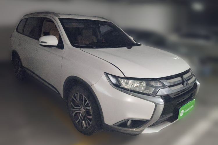 Used Mitsubishi Outlander 2017 2.0L Two-Wheel Drive Glory Edition 5 Seats Front Right 45 Deg