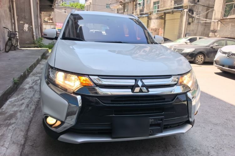 Used Mitsubishi Outlander 2017 2.0L Two-Wheel Drive Glory Edition 5 Seats Front