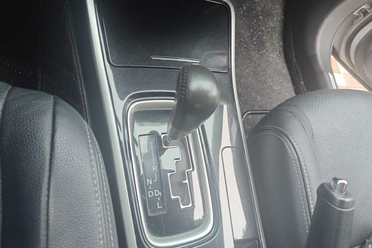 Used Mitsubishi Outlander 2017 2.0L Two-Wheel Drive Glory Edition 5 Seats Gear Lever