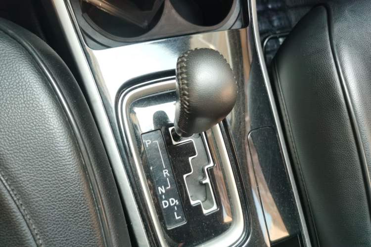Used Mitsubishi Outlander 2017 2.0L Two-Wheel Drive Glory Edition 5 Seats Gear Lever