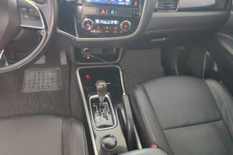 Used Mitsubishi Outlander 2017 2.0L Two-Wheel Drive Glory Edition 5 Seats Gear Lever