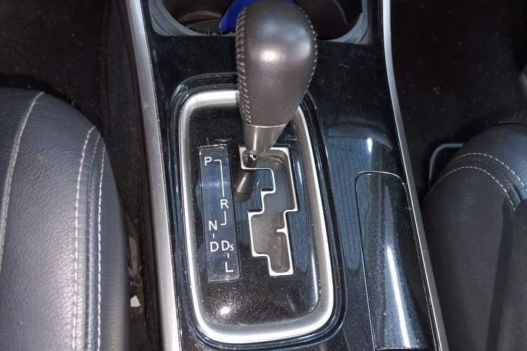 Used Mitsubishi Outlander 2017 2.0L Two-Wheel Drive Glory Edition 5 Seats Gear Lever