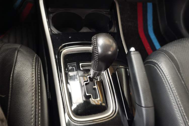 Used Mitsubishi Outlander 2017 2.0L Two-Wheel Drive Glory Edition 5 Seats Gear Lever
