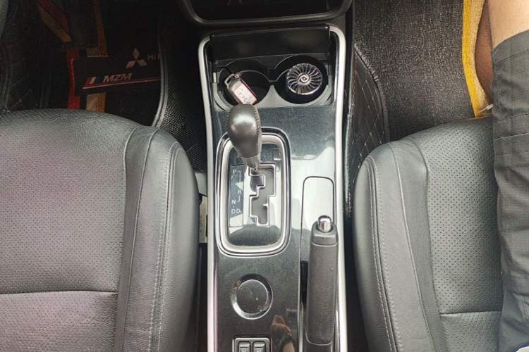 Used Mitsubishi Outlander 2017 2.0L Two-Wheel Drive Glory Edition 5 Seats Gear Lever