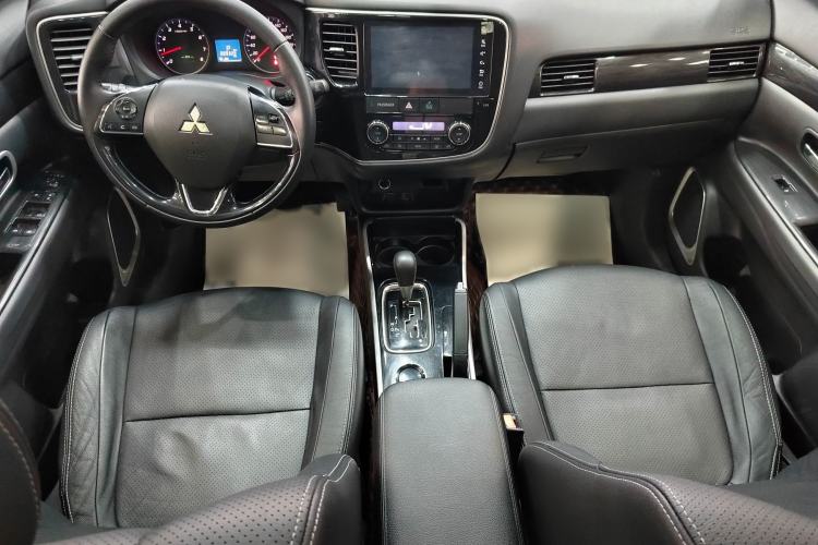 Used Mitsubishi Outlander 2017 2.0L Two-Wheel Drive Glory Edition 5 Seats Interior 1