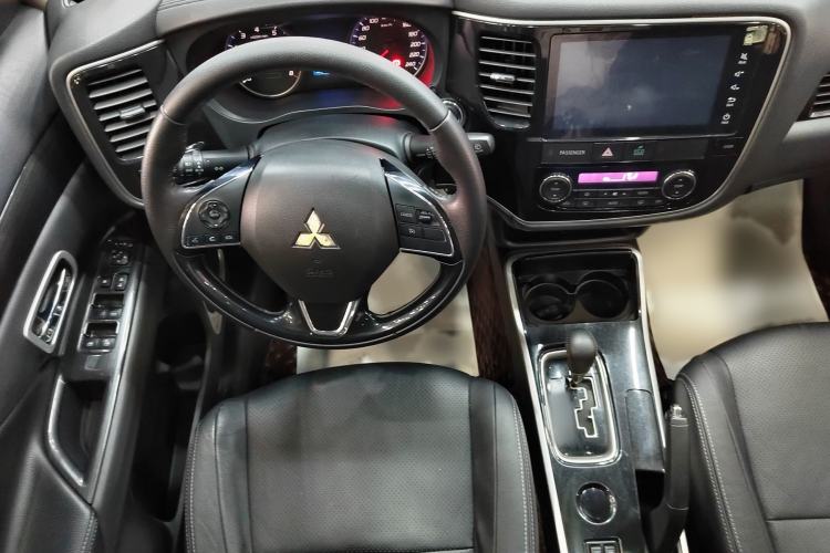 Used Mitsubishi Outlander 2017 2.0L Two-Wheel Drive Glory Edition 5 Seats Interior 2