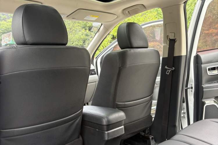 Used Mitsubishi Outlander 2017 2.0L Two-Wheel Drive Glory Edition 5 Seats Interior 2