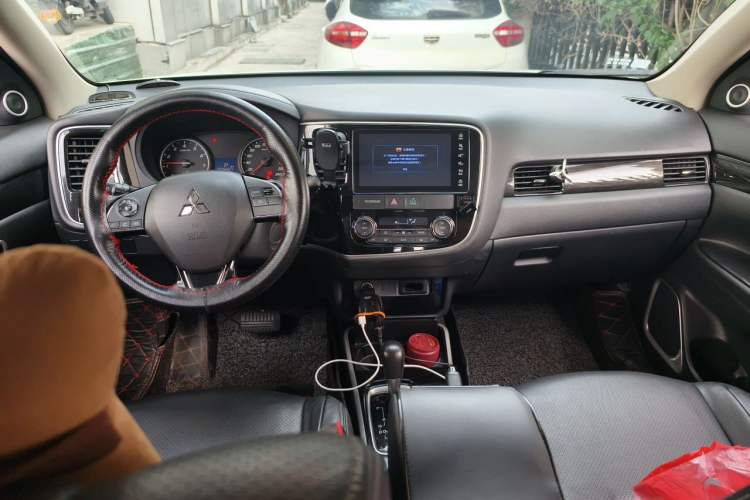 Used Mitsubishi Outlander 2017 2.0L Two-Wheel Drive Glory Edition 5 Seats Interior 2