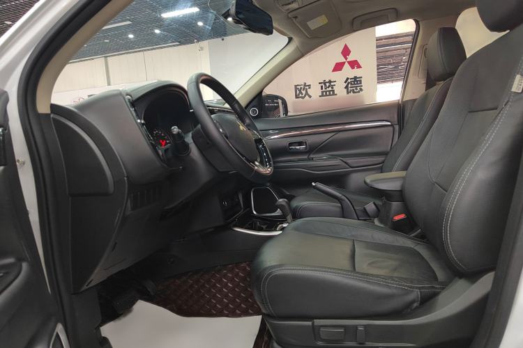 Used Mitsubishi Outlander 2017 2.0L Two-Wheel Drive Glory Edition 5 Seats Interior 3