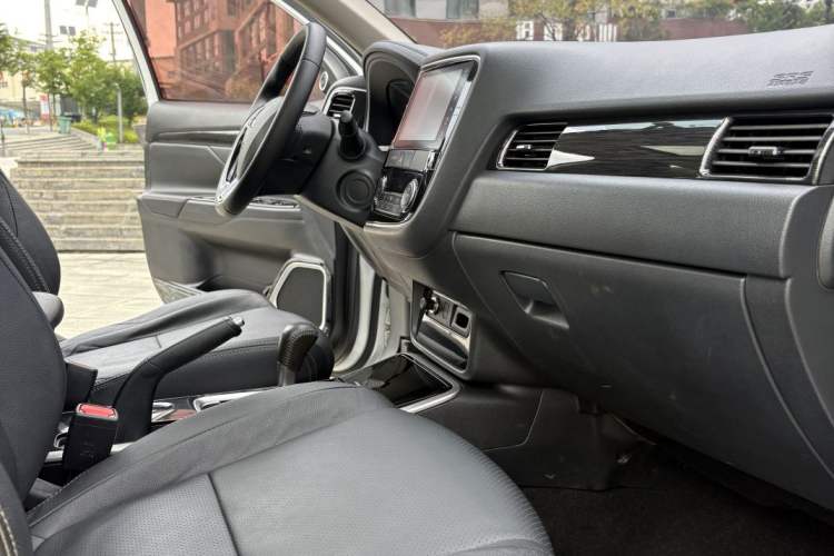 Used Mitsubishi Outlander 2017 2.0L Two-Wheel Drive Glory Edition 5 Seats Interior 3