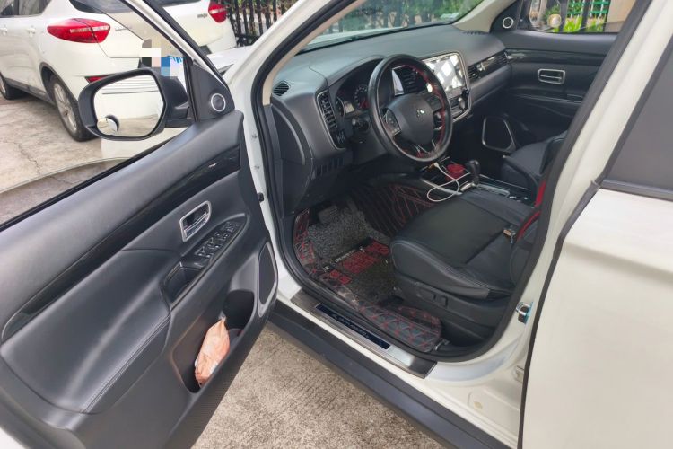 Used Mitsubishi Outlander 2017 2.0L Two-Wheel Drive Glory Edition 5 Seats Interior 3