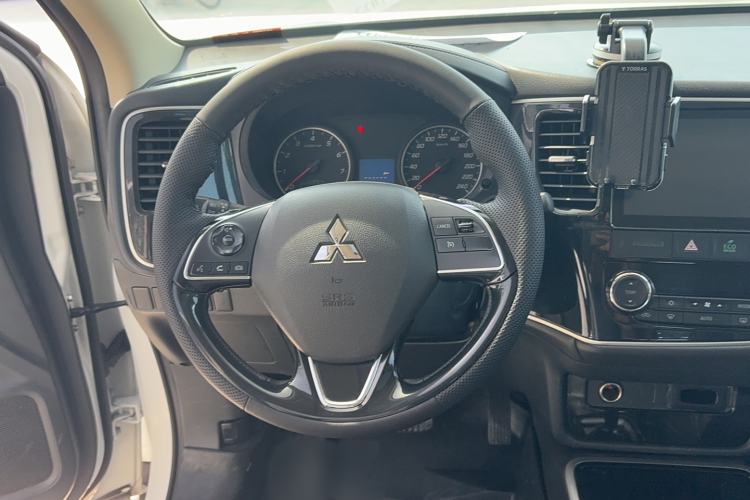 Used Mitsubishi Outlander 2017 2.0L Two-Wheel Drive Glory Edition 5 Seats Interior 4