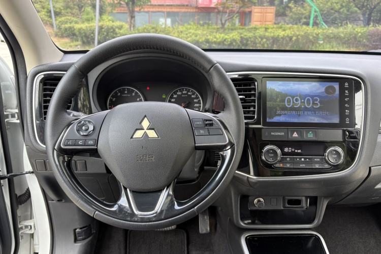 Used Mitsubishi Outlander 2017 2.0L Two-Wheel Drive Glory Edition 5 Seats Interior 4