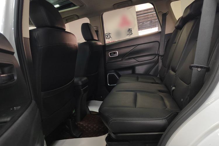 Used Mitsubishi Outlander 2017 2.0L Two-Wheel Drive Glory Edition 5 Seats Interior 5
