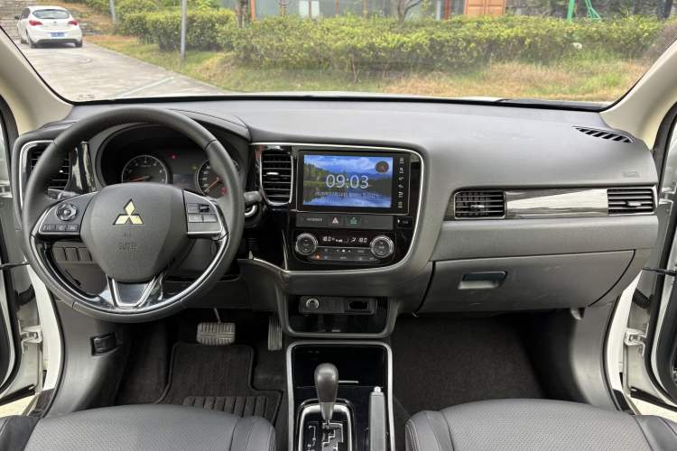 Used Mitsubishi Outlander 2017 2.0L Two-Wheel Drive Glory Edition 5 Seats Interior 5