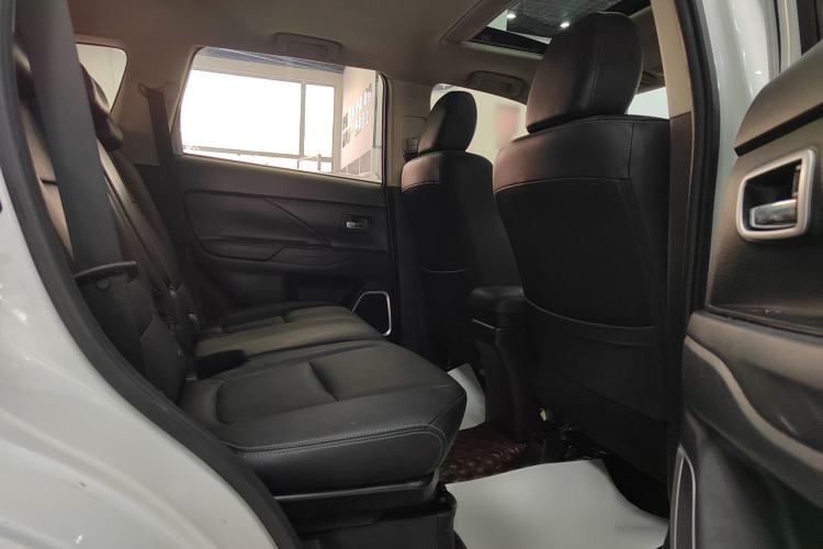 Used Mitsubishi Outlander 2017 2.0L Two-Wheel Drive Glory Edition 5 Seats Interior 6