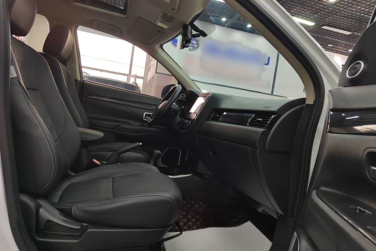 Used Mitsubishi Outlander 2017 2.0L Two-Wheel Drive Glory Edition 5 Seats Interior 7