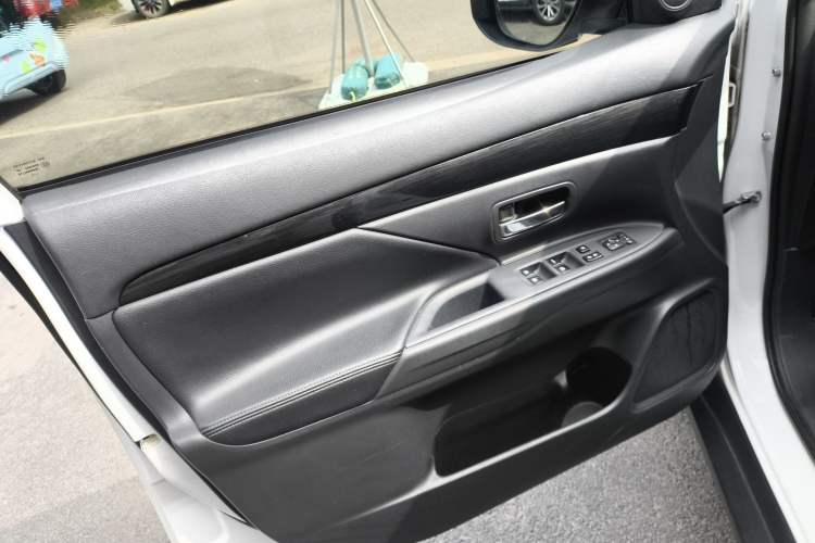 Used Mitsubishi Outlander 2017 2.0L Two-Wheel Drive Glory Edition 5 Seats Left Front Door Interior