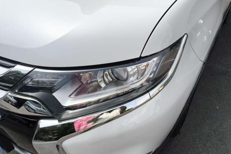 Used Mitsubishi Outlander 2017 2.0L Two-Wheel Drive Glory Edition 5 Seats Left Front Headlight