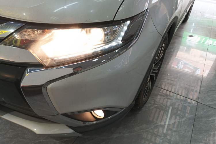 Used Mitsubishi Outlander 2017 2.0L Two-Wheel Drive Glory Edition 5 Seats Left Front Headlight