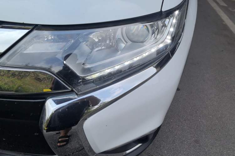 Used Mitsubishi Outlander 2017 2.0L Two-Wheel Drive Glory Edition 5 Seats Left Front Headlight