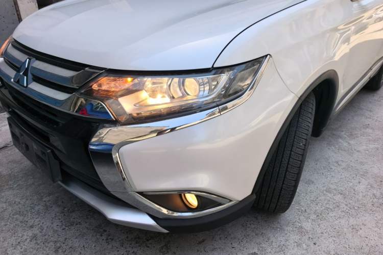 Used Mitsubishi Outlander 2017 2.0L Two-Wheel Drive Glory Edition 5 Seats Left Front Headlight