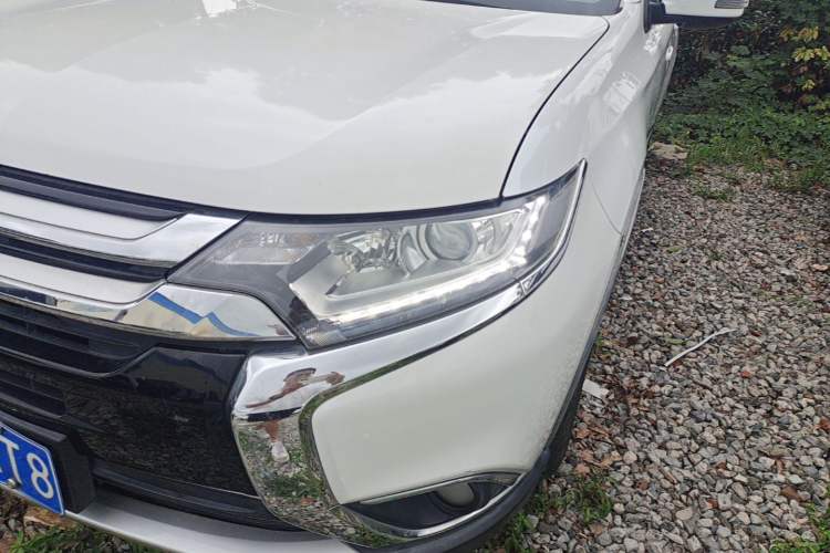 Used Mitsubishi Outlander 2017 2.0L Two-Wheel Drive Glory Edition 5 Seats Left Front Headlight