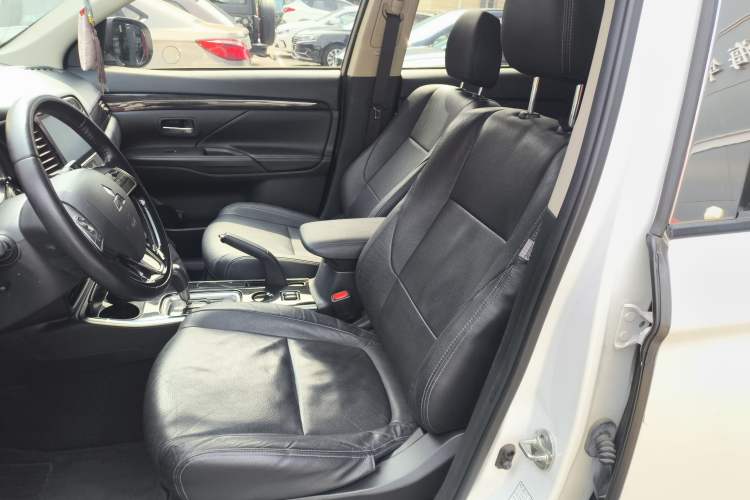 Used Mitsubishi Outlander 2017 2.0L Two-Wheel Drive Glory Edition 5 Seats Left Front Seat