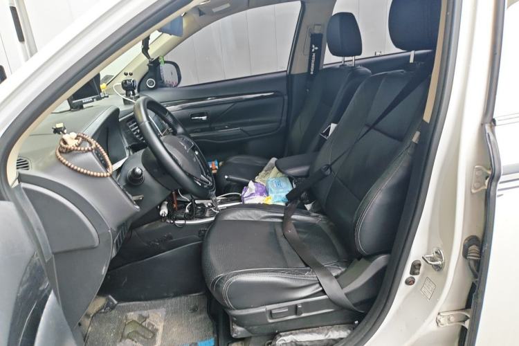 Used Mitsubishi Outlander 2017 2.0L Two-Wheel Drive Glory Edition 5 Seats Left Front Seat