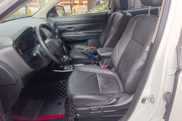 Used Mitsubishi Outlander 2017 2.0L Two-Wheel Drive Glory Edition 5 Seats Left Front Seat