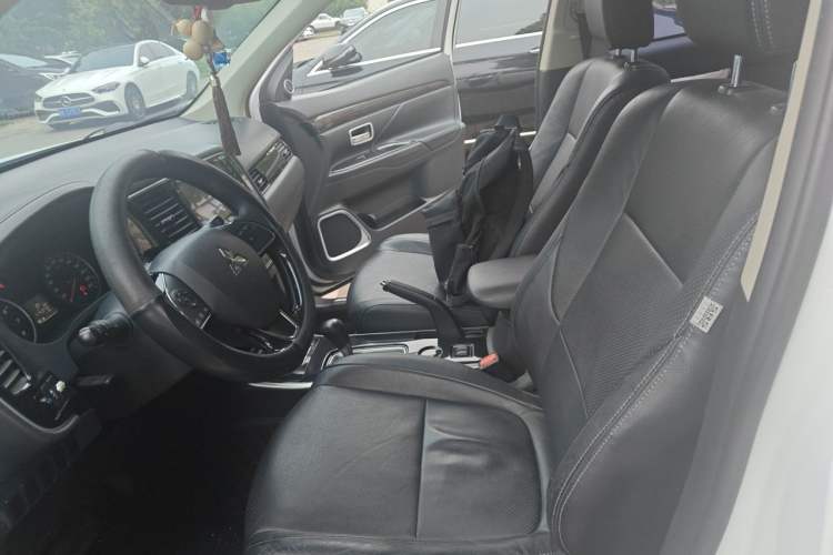Used Mitsubishi Outlander 2017 2.0L Two-Wheel Drive Glory Edition 5 Seats Left Front Seat