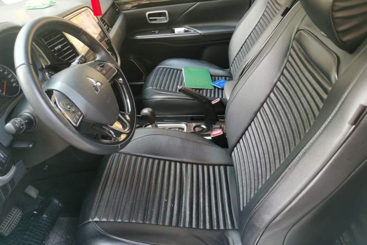 Used Mitsubishi Outlander 2017 2.0L Two-Wheel Drive Glory Edition 5 Seats Left Front Seat