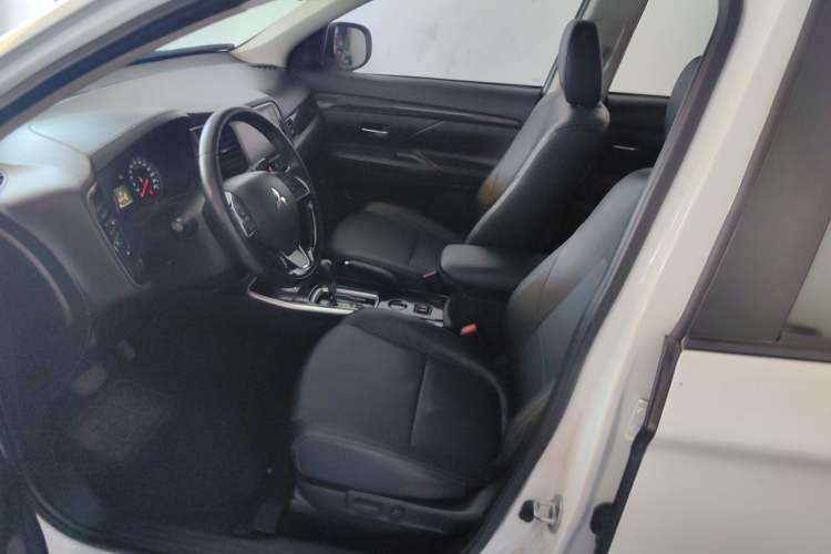 Used Mitsubishi Outlander 2017 2.0L Two-Wheel Drive Glory Edition 5 Seats Left Front Seat